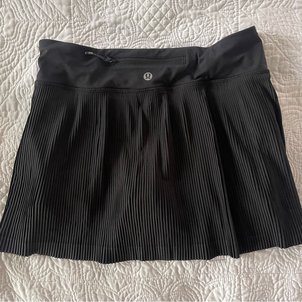 Lulu Lemon black tennis skirt with sewn-in bike shorts! Like new! Mint condition